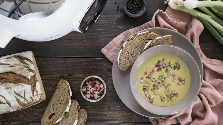 Hrachová polévka s uzeninou - recept šéfkuchaře Ondřeje Slaniny pro Cook4Me+