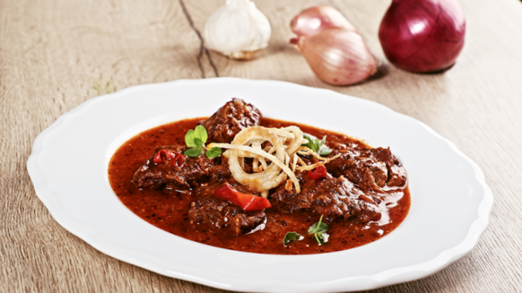 Hovězí guláš - recept šéfkuchaře Ondřeje Slaniny pro Cook4Me+