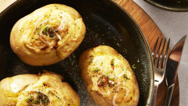Plněné pečené brambory ve slupce s konfitovanou šalotkou a kmínem.jpg
