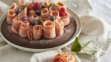 Valentýnské čokoládové palačinky ve tvaru kytice růží.jpg