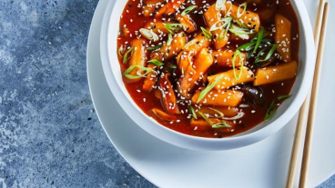 Tteokbokki (kórejské ryžové koláčiky).jpg