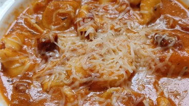 Rajčatová polévka s tortellini.jpg