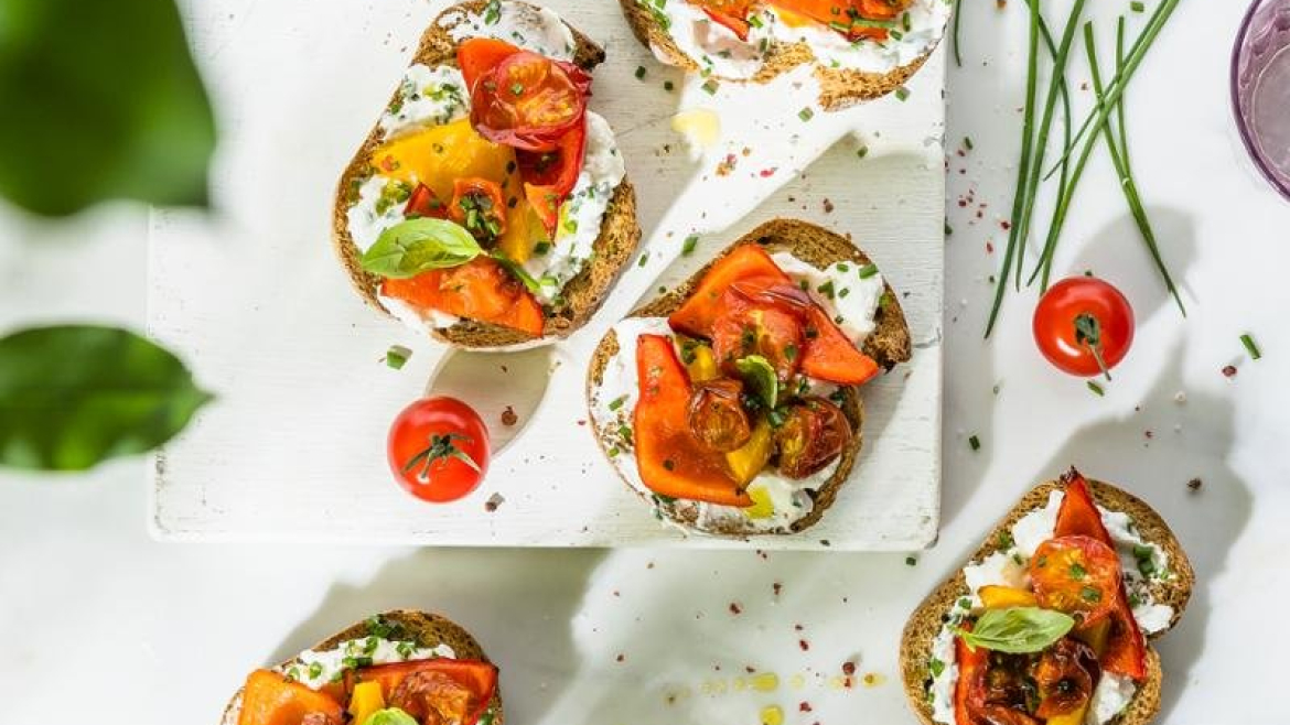 Bruschetta s červenou a žlutou paprikou.jpg
