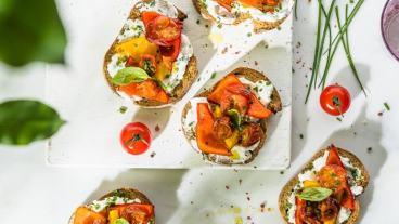 Bruschetta s červenou a žlutou paprikou.jpg