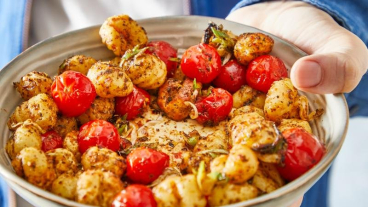 Křupavé gnocchi s fetou a cherry rajčátky.jpg