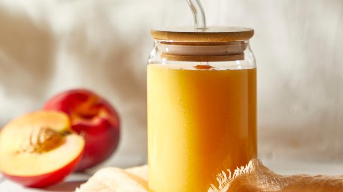 Ledové broskvové a zelený čajové smoothie.jpg