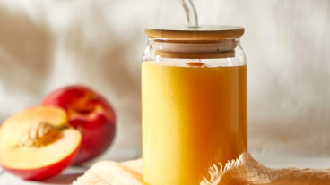 Ledové broskvové a zelený čajové smoothie.jpg