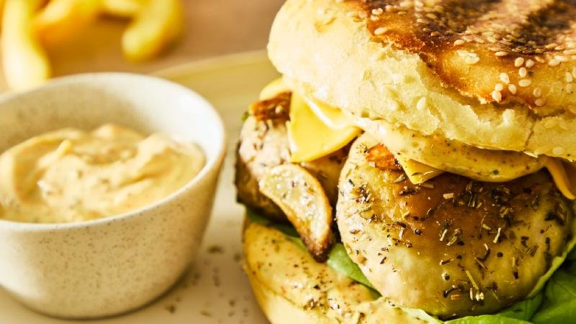 Veganský houbový burger, bramborová houska.jpg