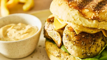 Veganský houbový burger, bramborová houska.jpg