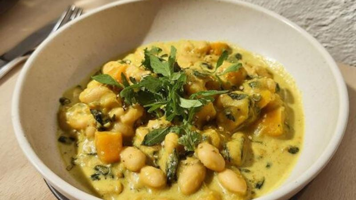 Bílé fazolové kari s kokosovým mlékem.jpg