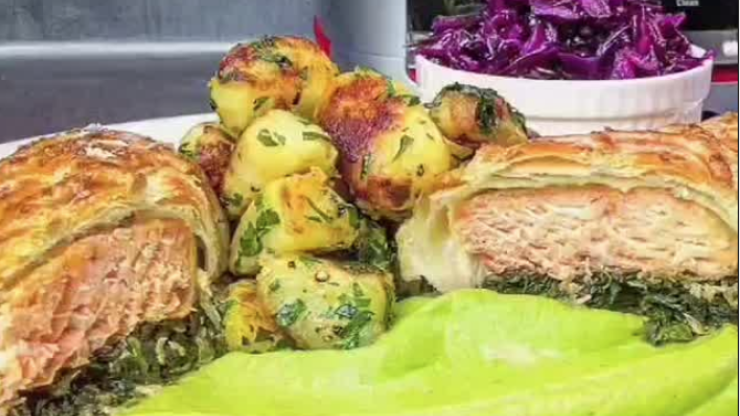 Losos Wellington s hráškovým pyré, opečeným bramborem a zelným salátem - recept od @davidvkuchyni pro Tefal InfinyMix+