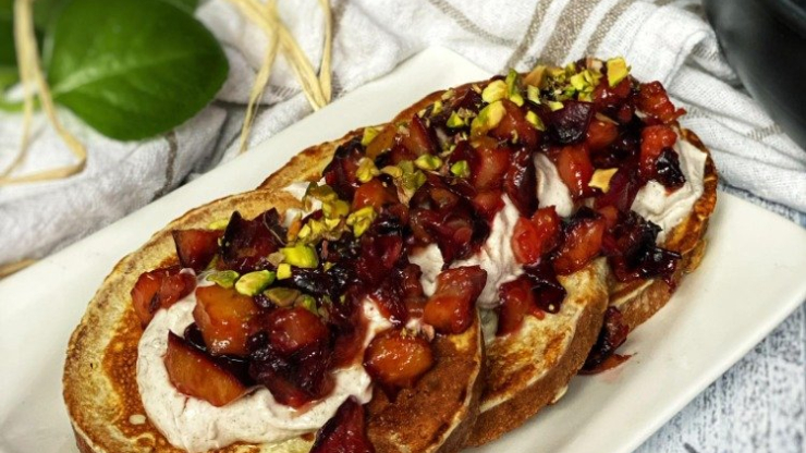 Proteinový french toast s karamelizovanými švestkami - recept od @simkul98 na Tefal pánvi Unlimited