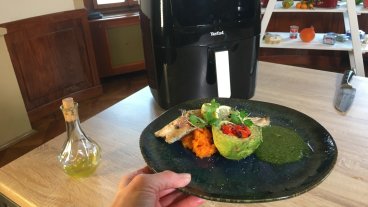 Filet ze pstruha, zapečené avokádo se zeleninou, rozmačkaná mrkev, bylinkový olej.jpeg