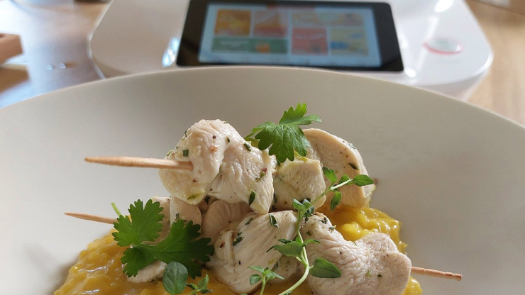 Šafránové rizoto, kuřecí špízy s citrónem a bylinkami - recept pro Click & Cook