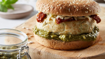 Kuřecí burger s brokolicovým pestem.jpg