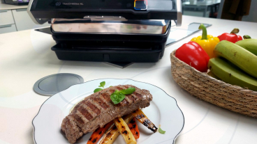 Grilovaná zelenina a steak na bylinkách.jpg